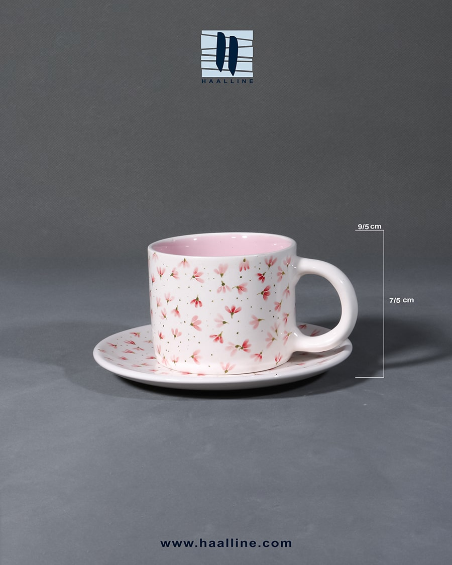 ماگ و پیش دستی سرامیکی مدل 9575 با گلهای مینیمال صورتی زیرلعابی که طراحی و نقاشی با دست کد: HMUG-M-9575