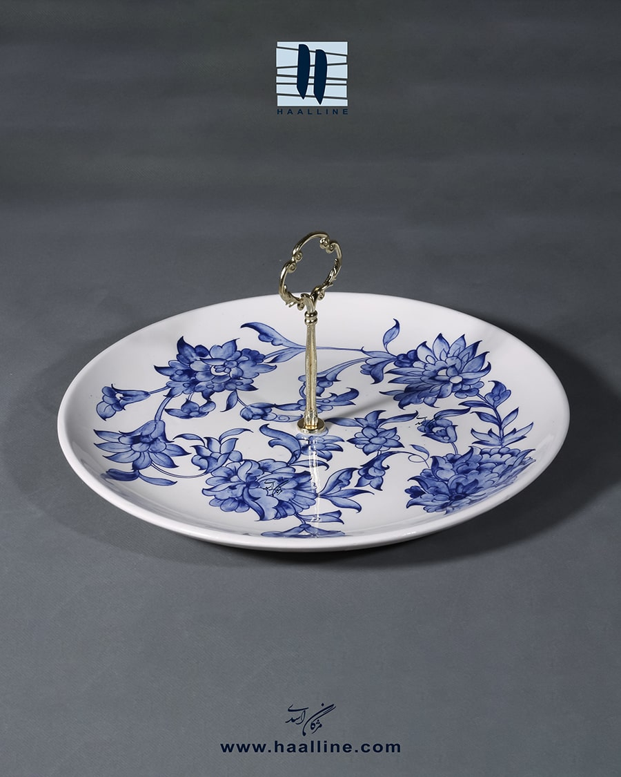 دیس سرامیکی با دسته وسط مدل دیس دسر 30 با نقش گل ختایی آبی و سفید طراحی و نقاشی با دست کد: DESSERT PLATE-BW-30