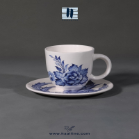 فنجان و زیر فنجانی سرامیکی مدل 9575 با نقش گل فرنگ آبی و سفید زیرلعابی طراحی و نقاشی شده با دست کد: CUP AND SAUCER-BW-9575