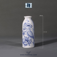 گلدان سرامیکی مدل شبنم 21065 با نقش گل فرنگ آبی سفید زیرلعابی طراحی و نقاشی شده با دست کد: SHABNAM-BW-2165