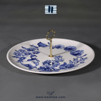 دیس سرامیکی با دسته وسط مدل دیس دسر 30 با نقش گل فرنگ و ختایی آبی و سفید طراحی و نقاشی با دست کد: DESSERT PLATE-BW-30