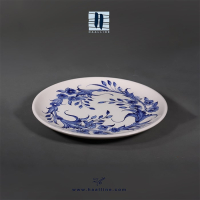 بشقاب سرامیکی مدل 24 با نقوش گلهای اسلیمی و شکوفه بهاری آبی و سفید زیرلعابی طراحی و نقاشی با دست  کد:  PLATE-BW-24